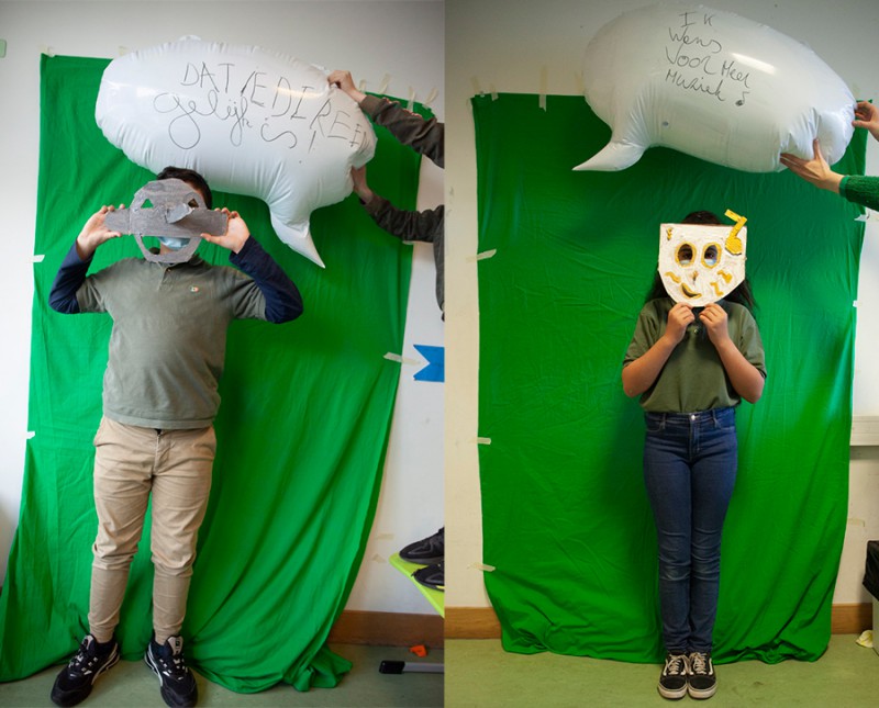 2 kinderen voor groen gordijn met zelfgemaakt masker