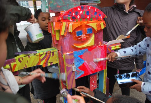 Kinderen maken kleurrijke brievenbus in de vorm van een mannetje