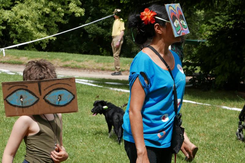un enfant et un adult qui portent des masques dans le parc