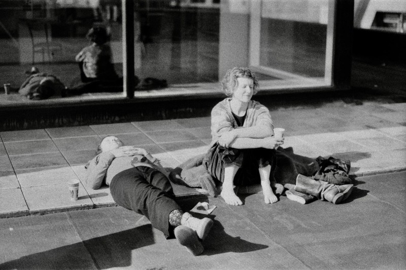 zwart wit foto van vrouwen die van de zon genieten