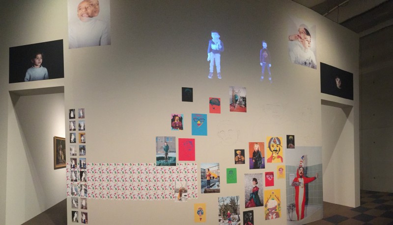 tentoonstellingsruimte in het meuseum waar alle foto's en collages ophangen aan de muur
