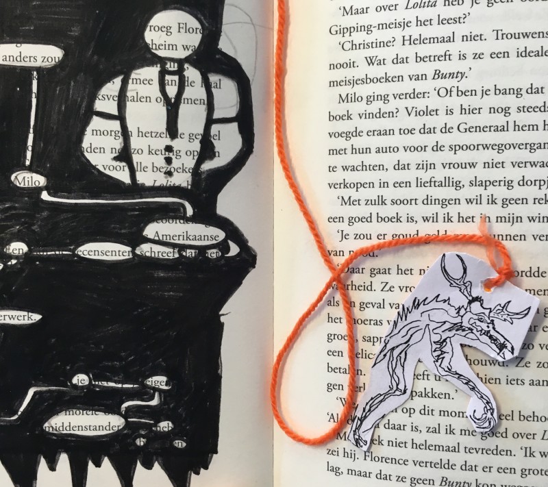 Woorden in boek zijn doorstreept en er staan tekeningen in.