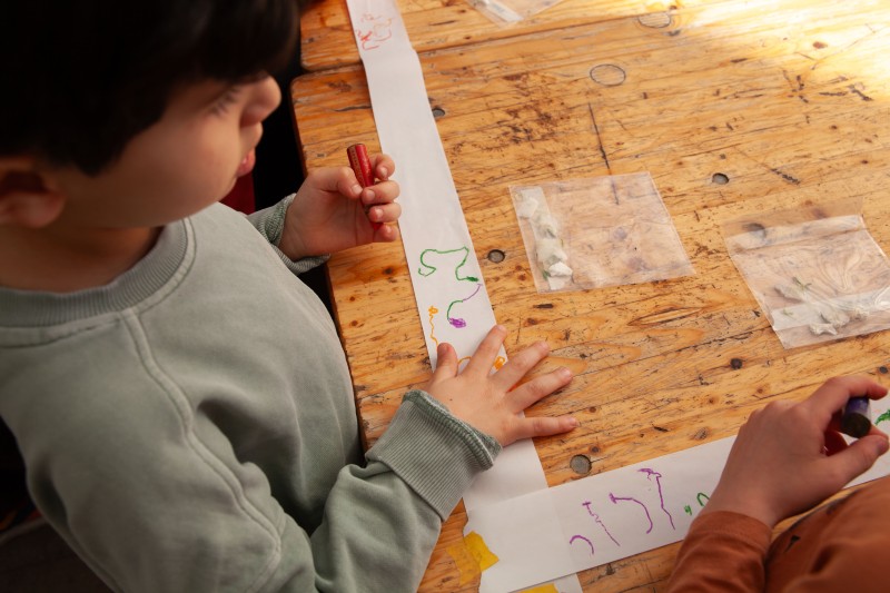 kinderen die lijnen tekenen