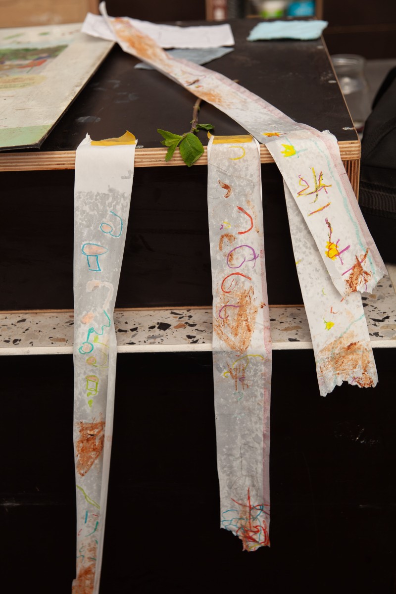 papierrol met kindertekeningen en klei