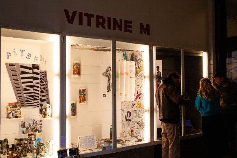 mensen kijken naar de vitrine