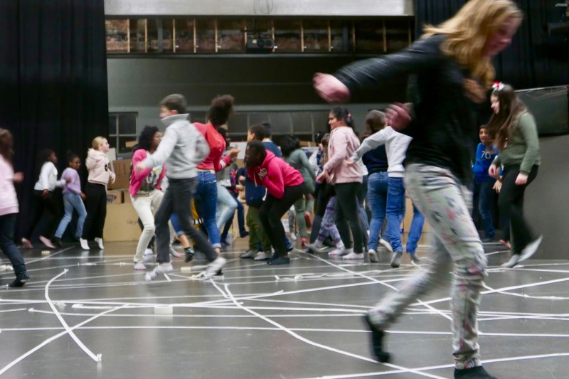 Kinderen dansen door elkaar in de ruimte