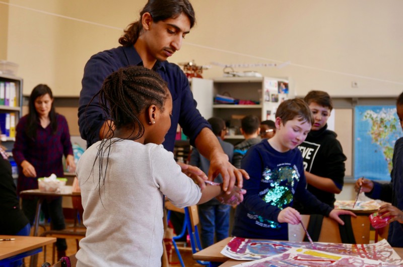 Kinderen schilderen met felle kleuren