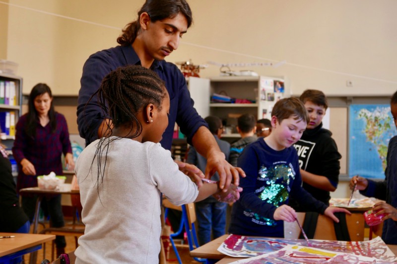 Kinderen schilderen met felle kleuren