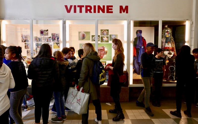 Ouverture festive de la vitrine avec des enfants et des enseignants