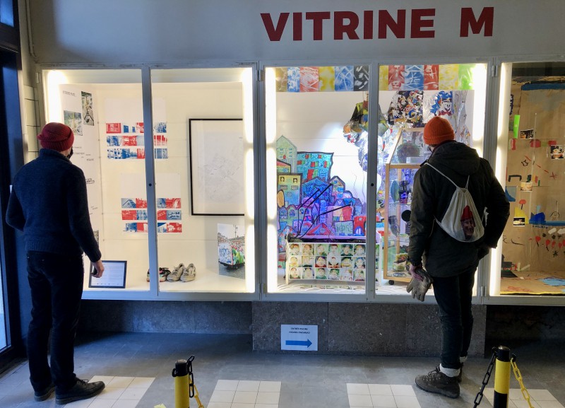 Mensen staan nieuwsgierig door de vitrine te kijken