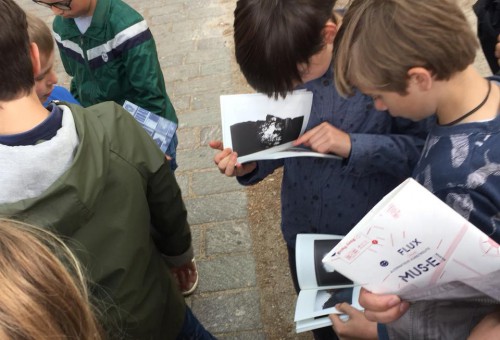 Kinderen bladeren door het boekje