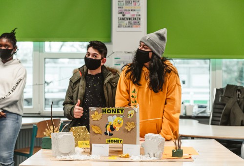 Tieners poseren bij zelfgemaakte maquettes